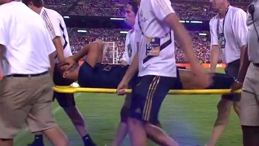 Marco Asensio, retirándose del campo en camilla.