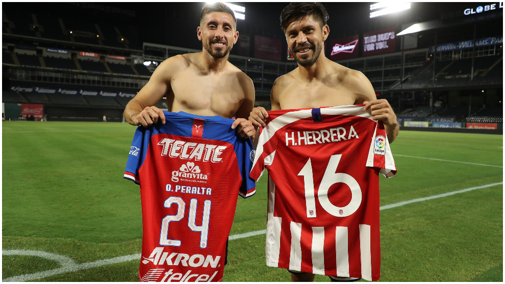 Héctor Herrera y Oribe Peralta intercambiaron camisetas.