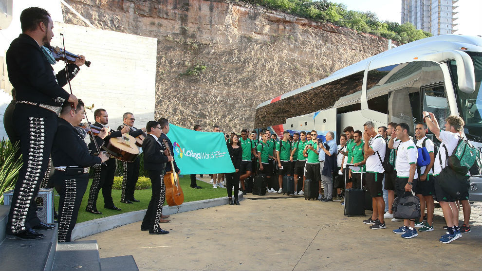 El Betis, recibido en Mxico por un grupo de mariachis