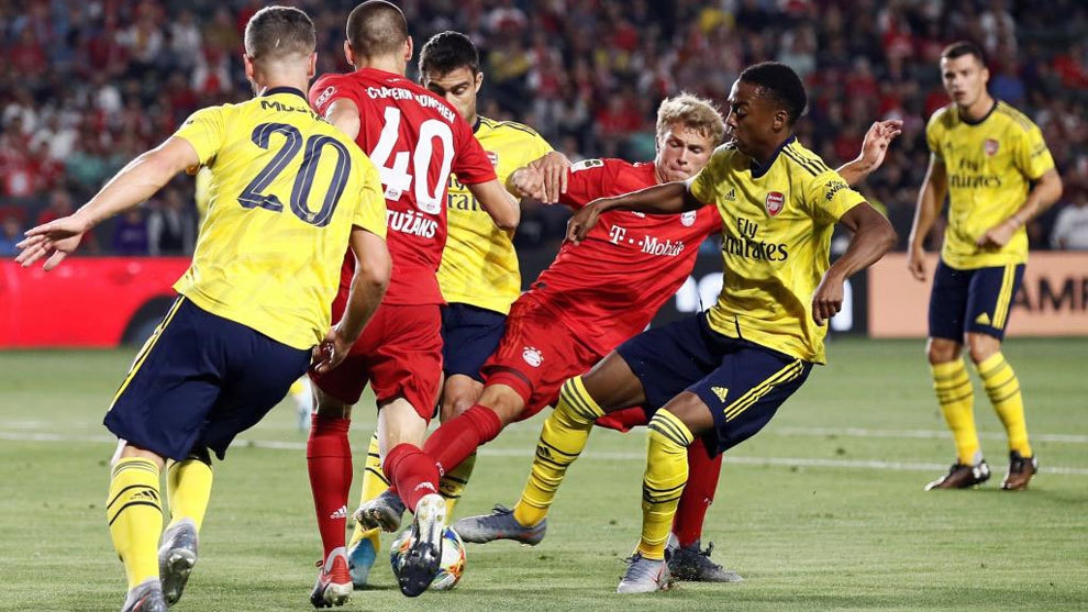 Arp intenta superar a Willock  durante el Arsenal-Bayern.