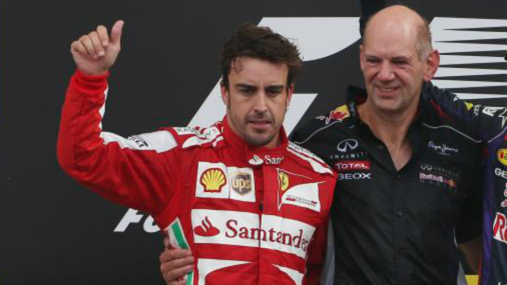Alonso y Newey, en el podio del Gran Premio de Italia 2013.