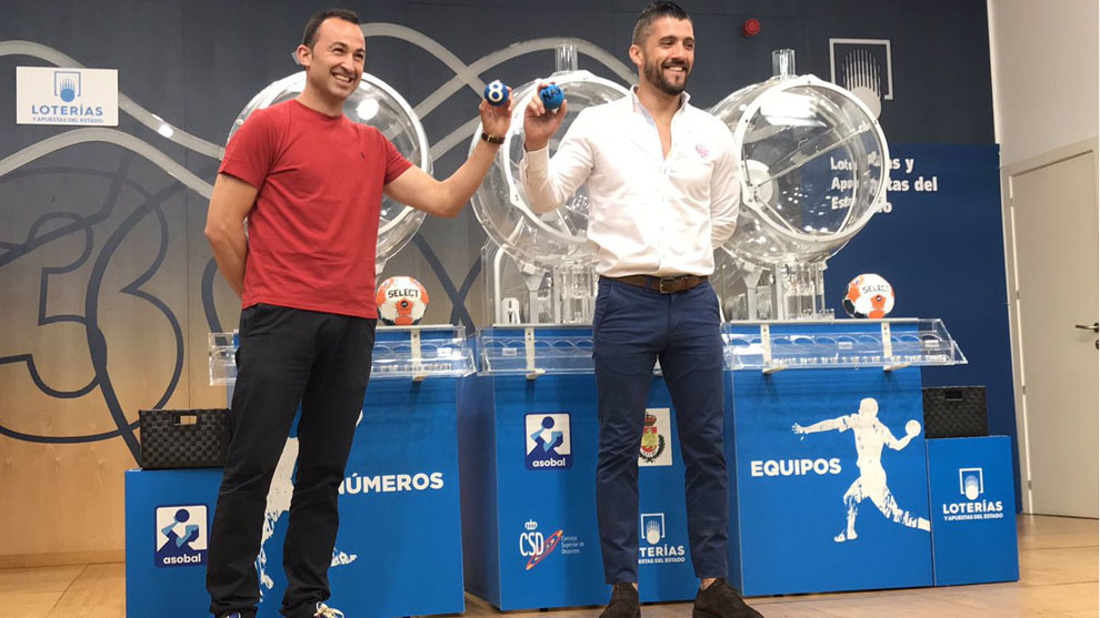 Carlos Villagrn y Roberto Perez, durante el sorteo de la Liga Asobal...