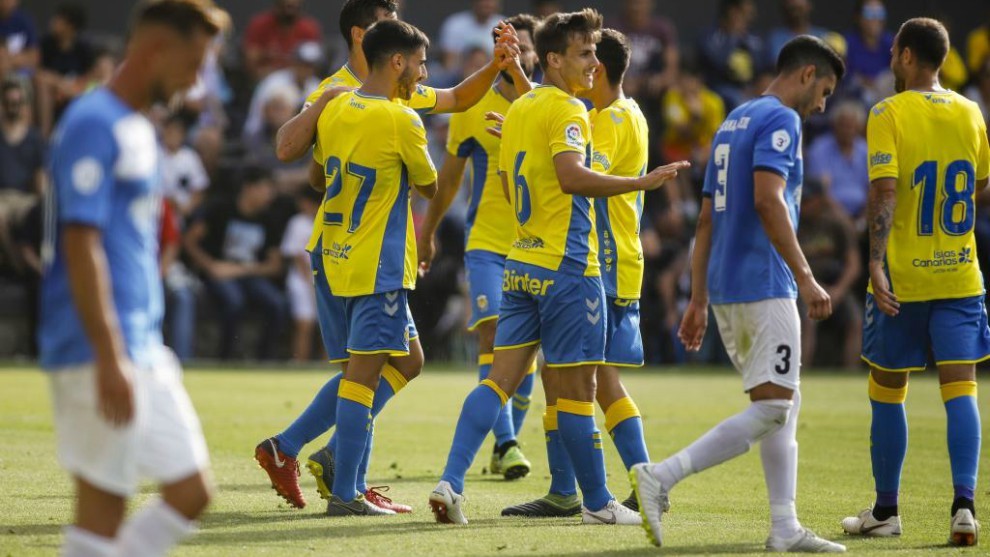 Los jugadores de Las Palmas celebran uno de sus goles ante la tristeza...