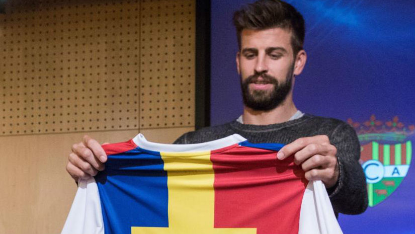 Piqué sostiene una camiseta de &apos;su&apos; Andorra.