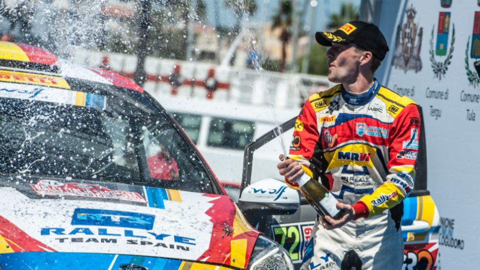 El piloto del Rally Team Spain festejando su victoria en Cerdea,...