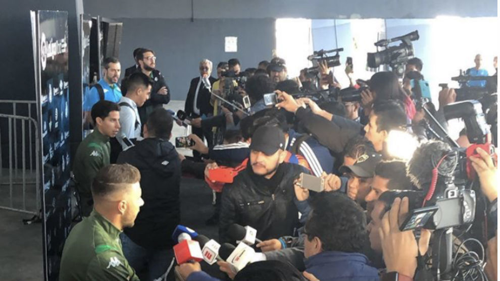 Los jugadores, atendiendo a los medios en Puebla