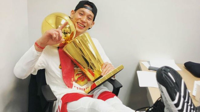 Jeremy Lin posa con el ttulo de campen de la NBA