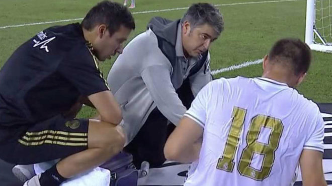 Luka Jovic, atendido por los servicios mdicos del club.