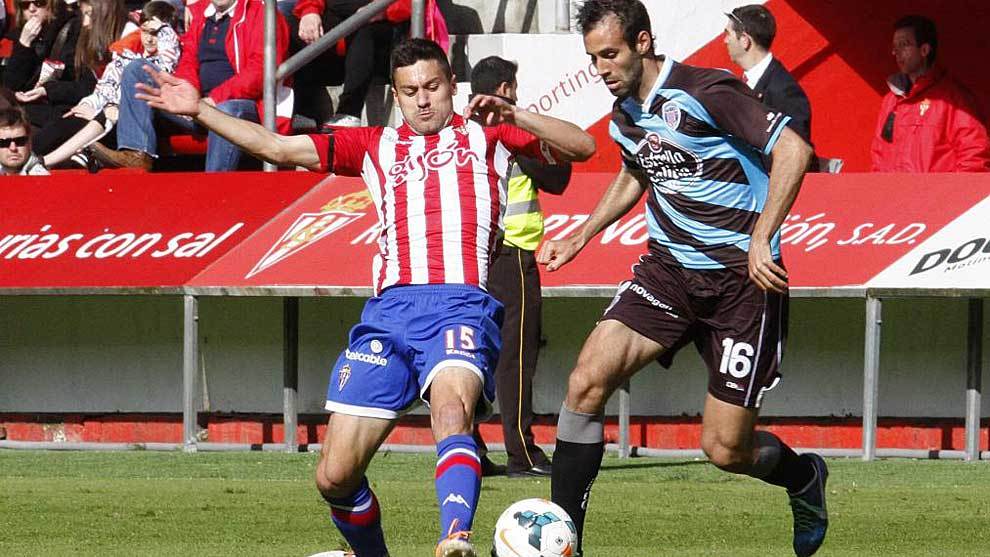 Canella disputa un baln con Vctor Daz en un Sporting-Lugo de...