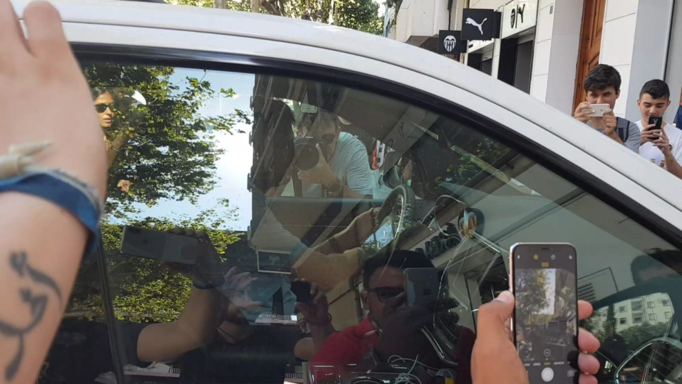 Alemany, en su coche a la llegada a las oficinas del club este lunes.