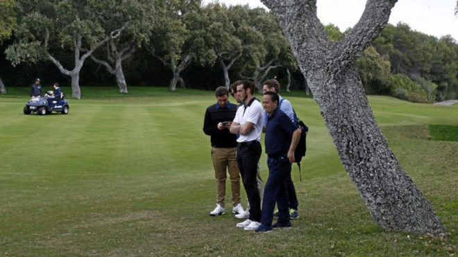 Gareth Bale, jugando al golf.