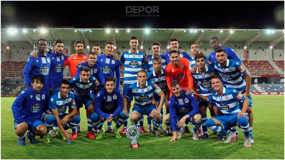 El Deportivo posa con el trofeo Ciudad de Pontevedra