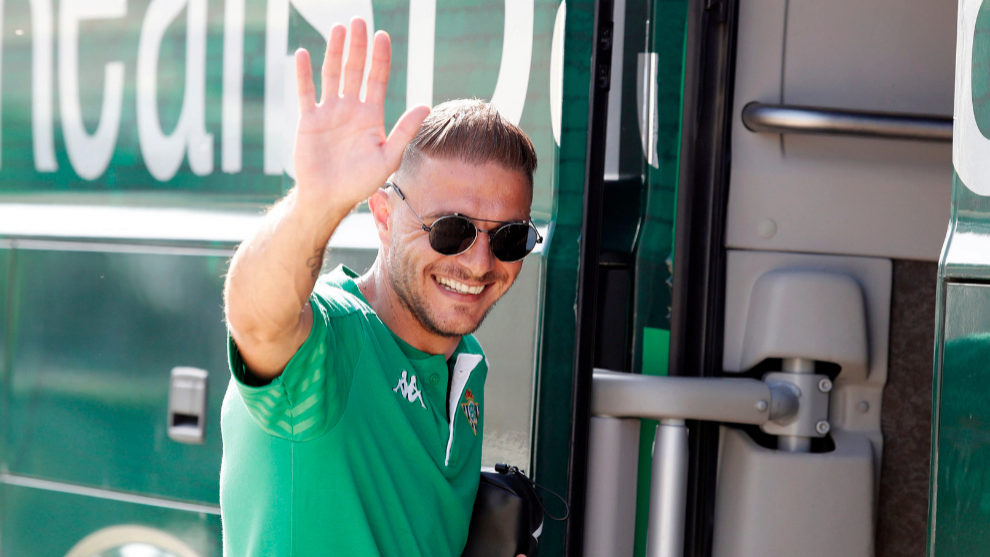 Joaquin waving before getting on Betis&apos; bus.