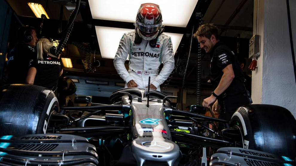 Hamilton se sube a su Mercedes en Hungra.