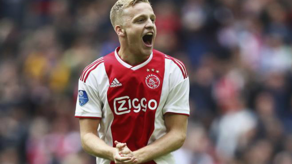 Donny Van de Beek en un partido con el Ajax.