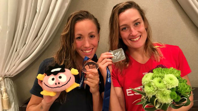 Jessica Vall y Mireia Belmonte, con sus respectivas medallas ganadas...