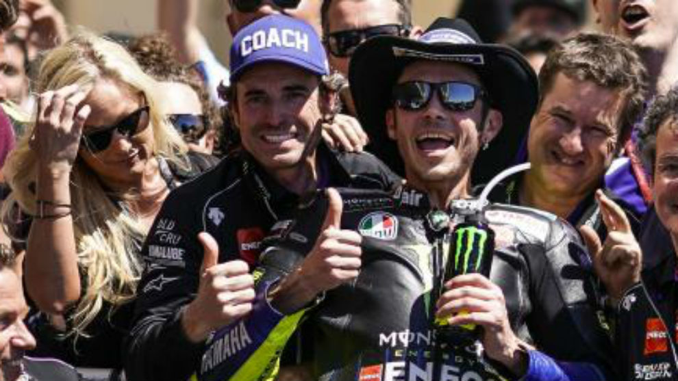 Gavira, con la gorra de &apos;Coach&apos;, junto a Rossi en el Gran Premio de...