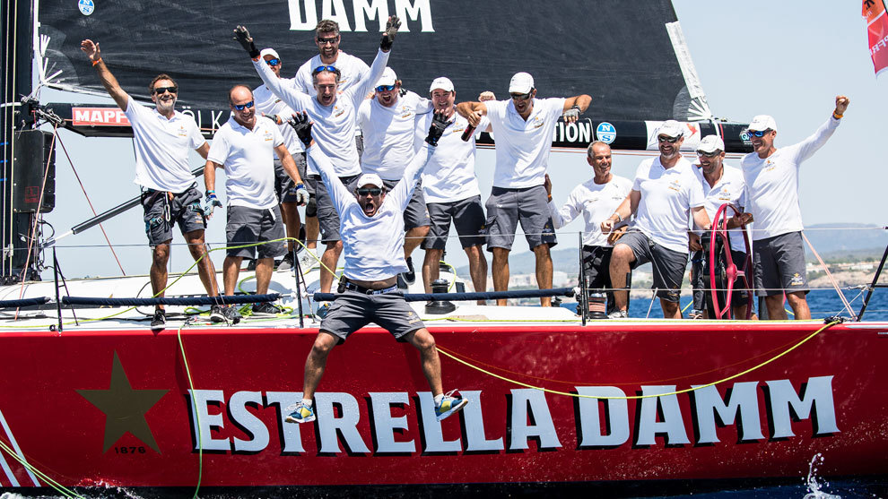 La tripulación del 'Estrella Damm' celebra su segundo título consecutivo.