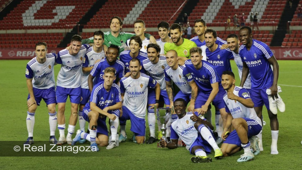 Los jugadores del Zaragoza posan con el trofeo