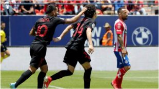 Camello y Correa celebrando el gol del Atltico de Madrid