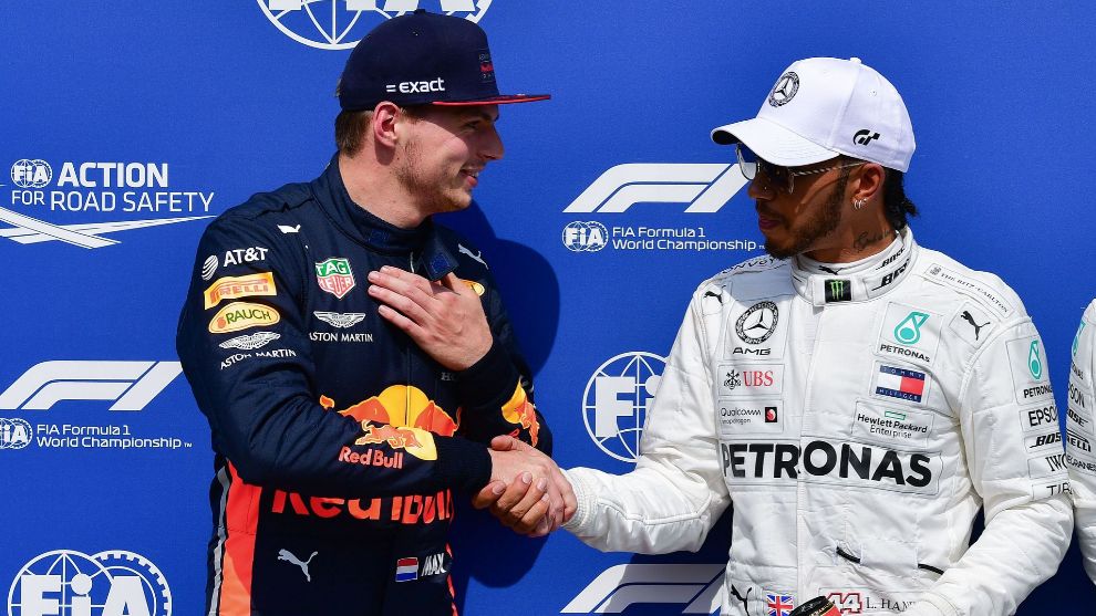 Verstappen y Hamilton se dan la mano tras la pole de Max en Hungra.
