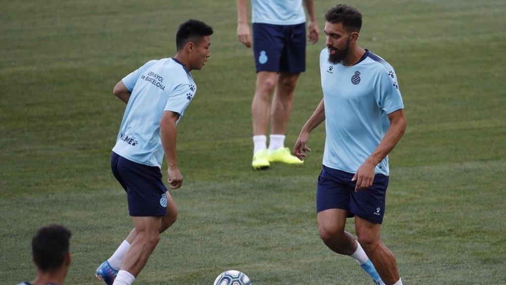 Borja Iglesias, on the right, and Wu Lei during a training session.