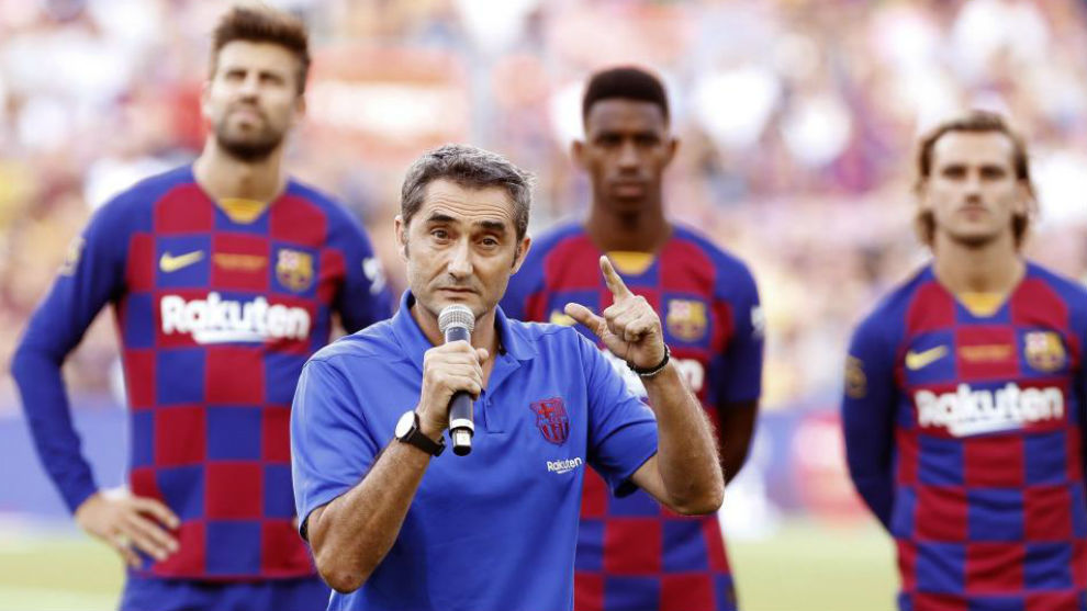 Ernesto Valverde speaking before the match.
