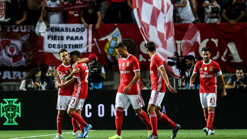 Los jugadores del Benfica celebran el gol de Grimaldo (24).
