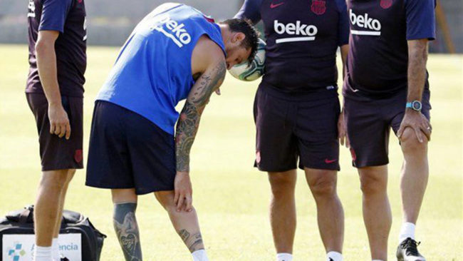 Leo Messi, en el momento de sufrir molestias en sleo.
