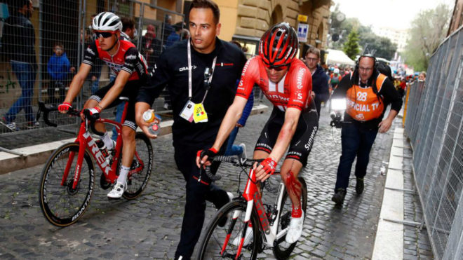 Tom Dumoulin con la rodilla ensangrentada tras caerse en el Giro.