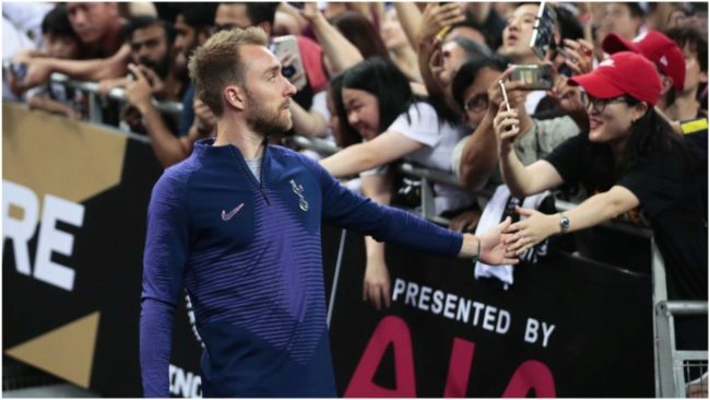 Christian Eriksen saluda a los aficionados del Tottenham en EE.UU.
