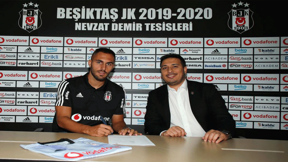 Vctor Ruiz en la firma de su contrato con el Besiktas.