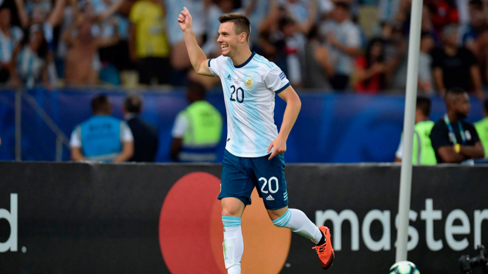 Lo Celso celebra un gol con la seleccin argentina.