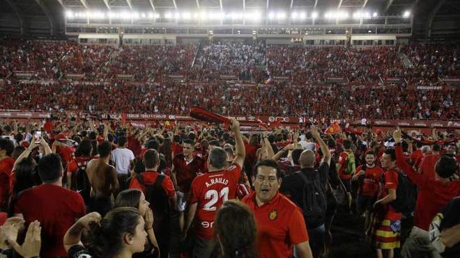 Los aficionados del Mallorca celebran en el campo el ascenso a...