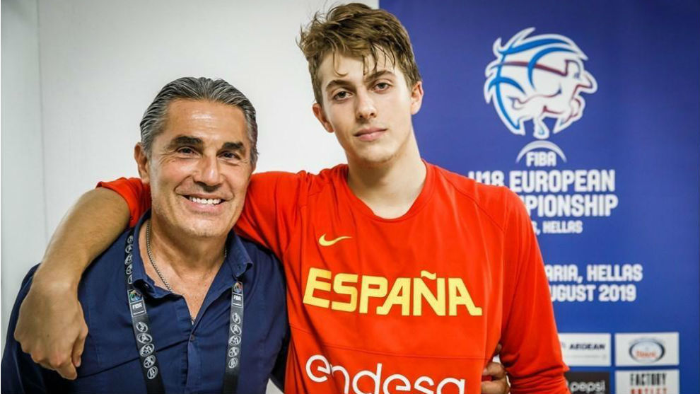 Sergio Scariolo y su hijo Alessandro, tras la semifinal del Europeo...