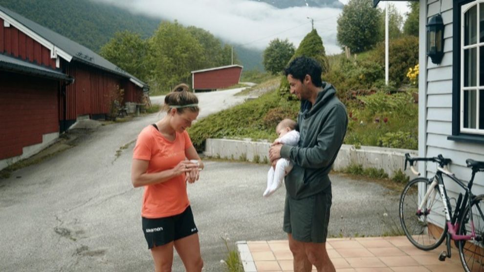 Emelie Forsberg sale a entrenar, Kilian se queda en casa con su hija...