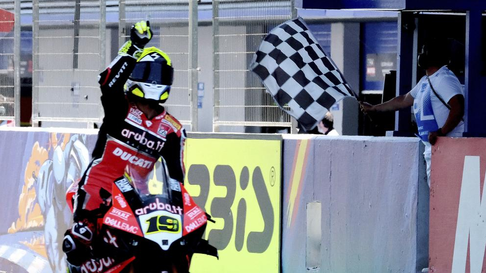 lvaro Bautista celebra su triunfo en Jerez.
