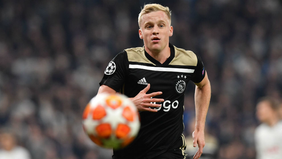 Ajax leave Van de Beek out of squad for Frankfurt friendly as exit looms