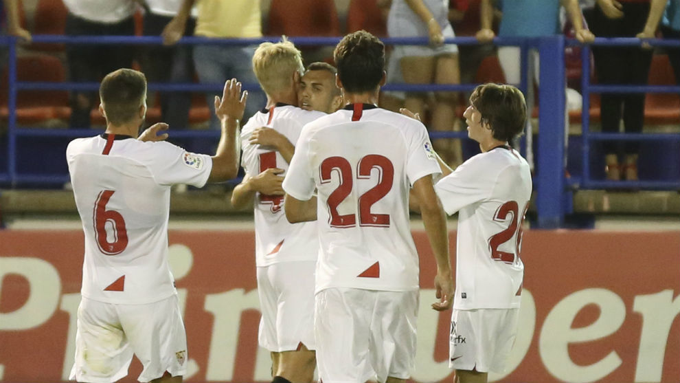 Los jugadores del Sevilla celebran el gol de Kjaer (30) al Extremadura...