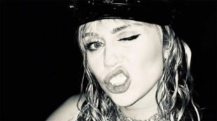 Miley Cyrus aparece besndose con una mujer tras su separacin