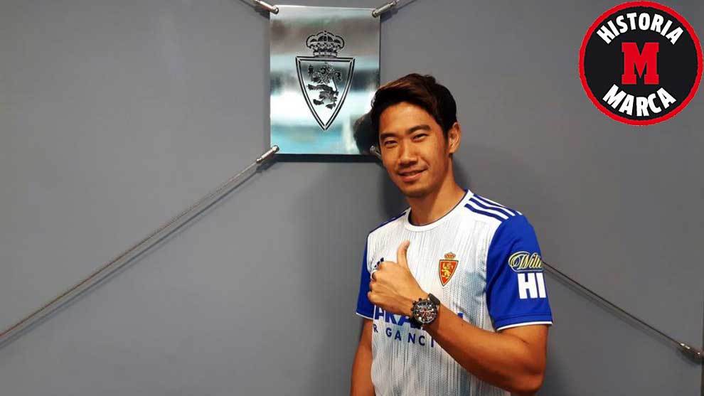 Shinji Kagawa, flamente fichaje del Real Zaragoza, posa con su nueva...