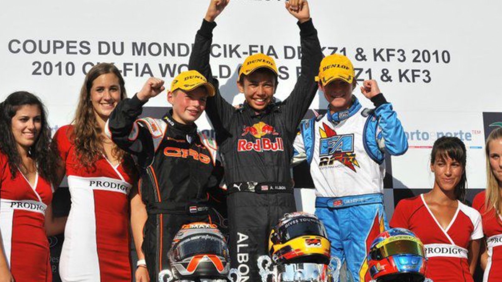 Verstappen (izquierda) y Albon (centro) en Spa, en 2010.
