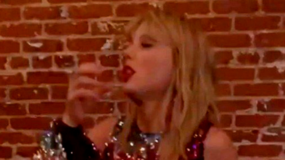 Taylor Swift fue grabada borracha durante las 10 nominaciones en los...
