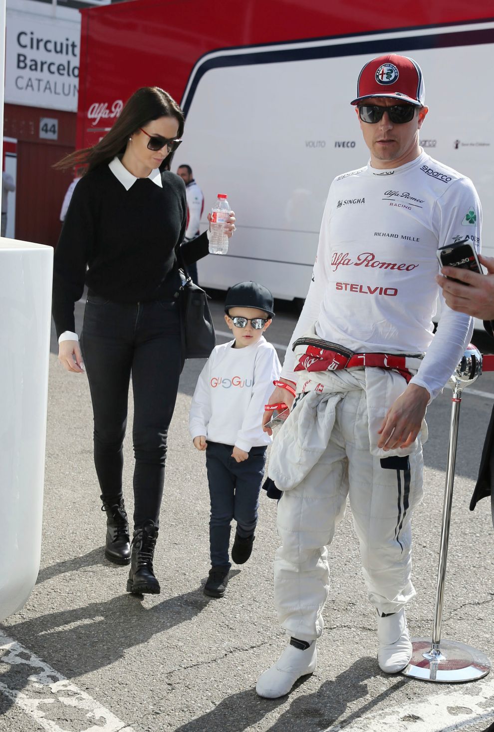 Kimi Raikkonen, con su hijo y su esposa, en los test de pretemporada...