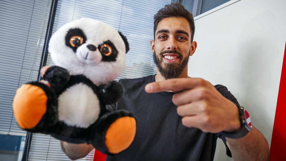 Borja Iglesias posa con un panda para MARCA
