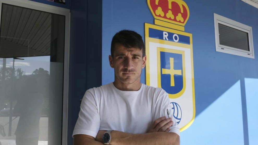 Sal Berjn posa para MARCA delante del escudo del Oviedo