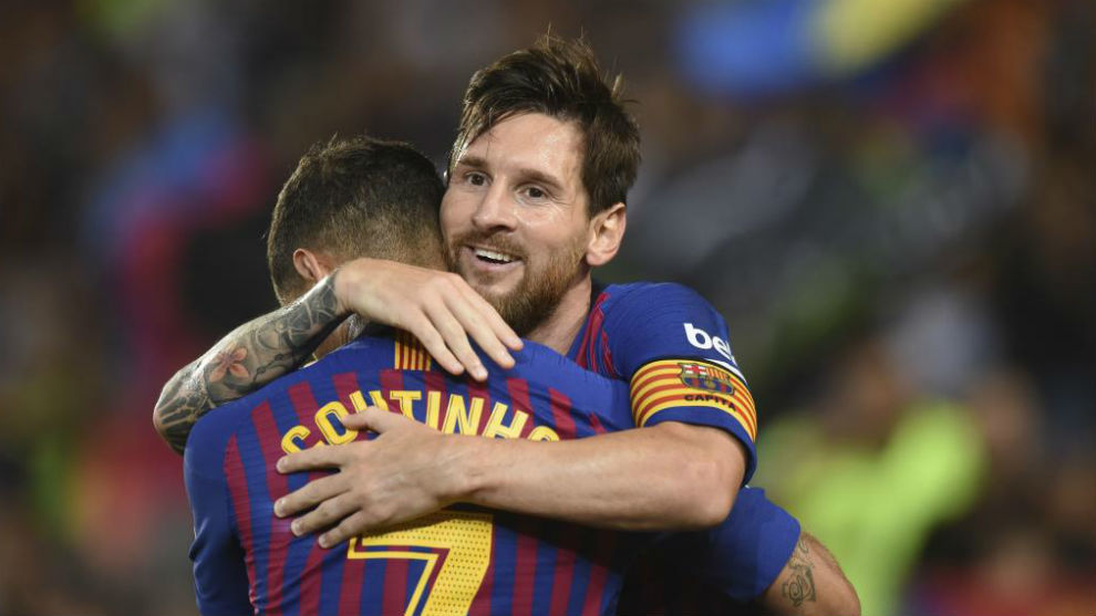 Messi abraza a Coutinho