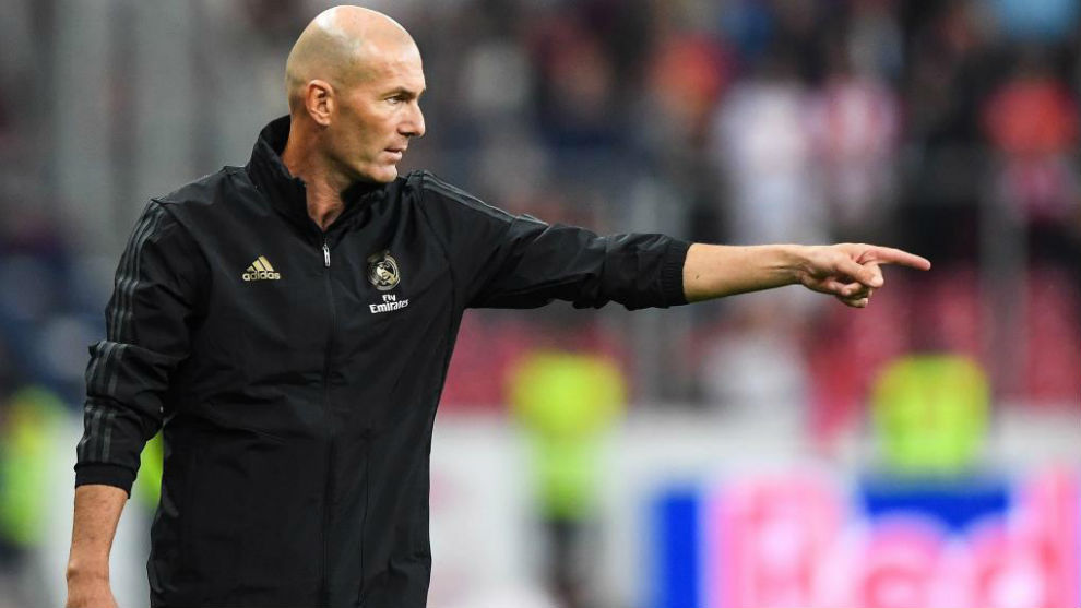 Zidane da instrucciones durante un partido.
