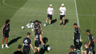 Zidane vigila el entrenamiento previo al viaje de su equipo antes de...