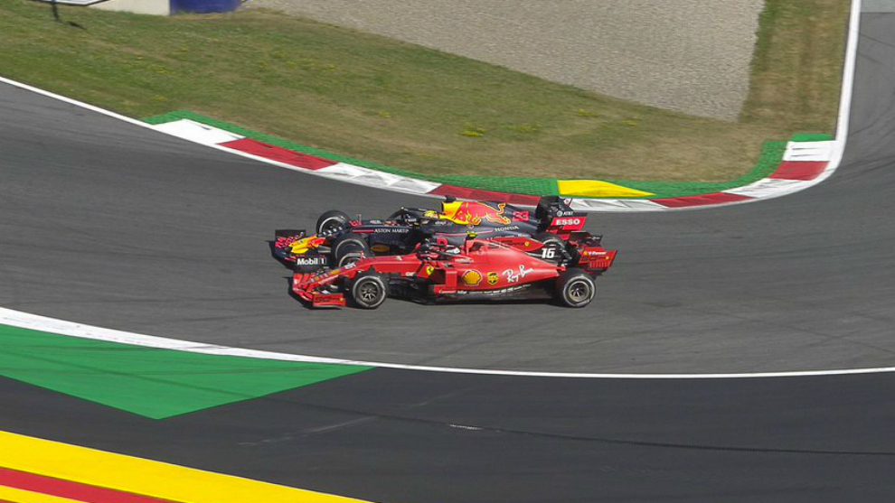 Verstappen supera de forma agresiva a Leclerc en el GP de Austria 2019.